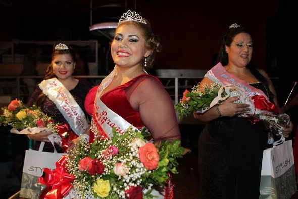 ASU01. ASUNCIУN (PARAGUAY), 26/04/2014.- Monse (c), Miss Gordita Paraguay 2014, Julia (i), segunda princesa, y Cintia Colina (d), primera princesa, posan tras ser coronadas este, 25 de abril de 2014, en un local nocturno de Asunciуn (Paraguay). Paraguay un paнs donde la mayorнa de la poblaciуn sufre sobrepeso, ha encontrado una forma original de combatir la discriminaciуn con la celebraciуn de un concurso de belleza llamado "Miss Gordita Paraguay", que pretende elevar el autoestima de las personas con unos kilos de mбs y luchar contra la discriminaciуn hacia las personas con obesidad. EFE/Andrйs Cristaldo